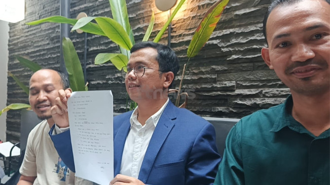 Kuasa hukum Ashanty, Indra Tarigan, memperlihatkan surat pernyataan Ayu Chairun Nurisa, Sabtu (4/10/2025). [FTNews.co.id/Selvianus Kopong Basar]